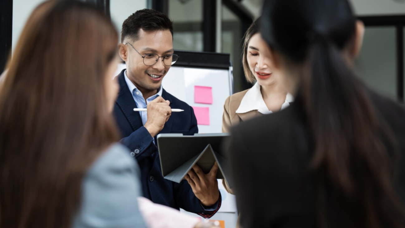 Business team in discussion during a Sage Intacct implementation planning meeting, highlighting collaboration and strategy for successful deployment.